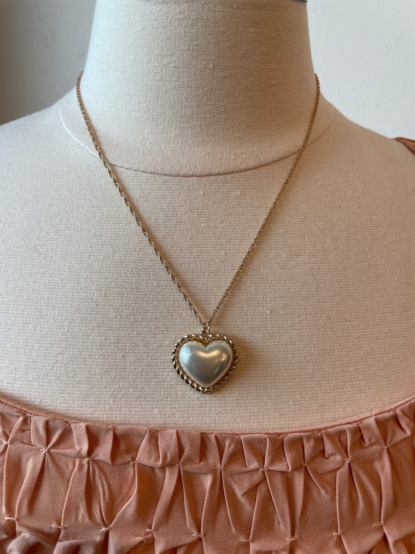 Rope Outline Pearl Heart Necklace Golden Stella