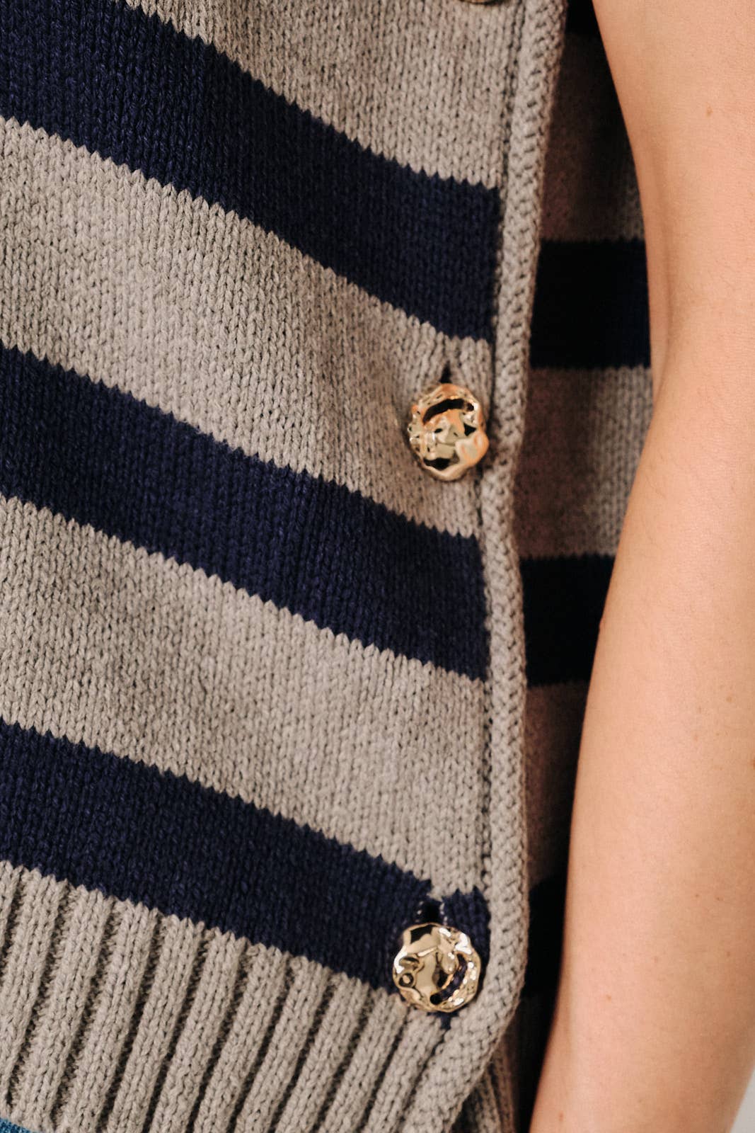SLEEVELESS BOXY STRIPED SWEATER VEST W.SIDE BUTTONS