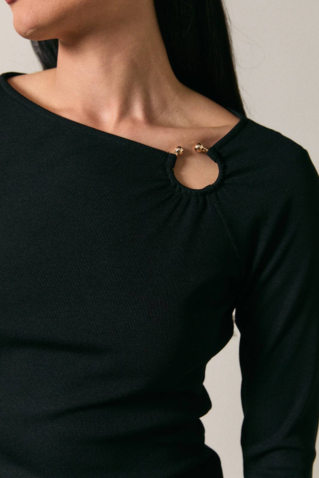 ASYMMETRIC NOTCH NECK GOLD RING HARDWEAR TRIM TOP