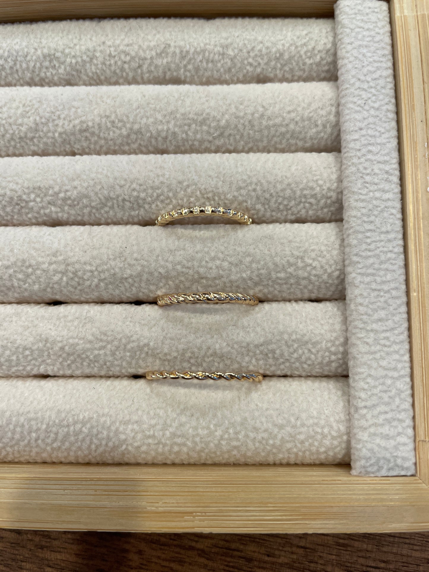 Twist Band Ring Golden Stella