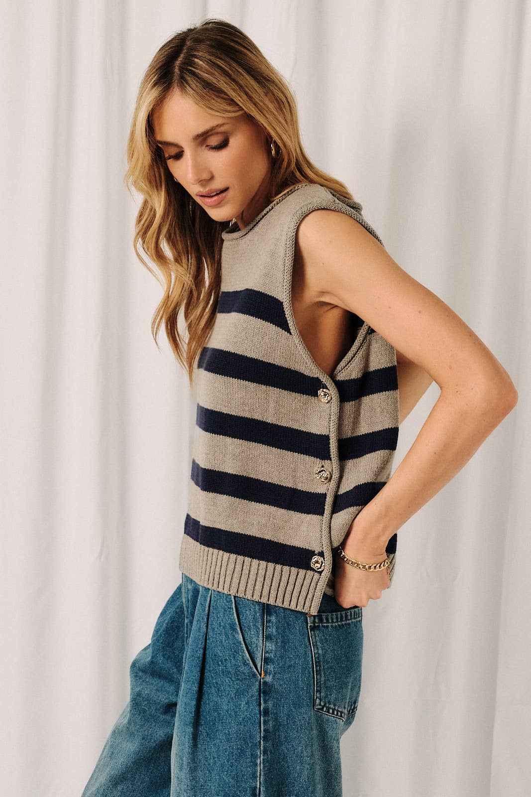 SLEEVELESS BOXY STRIPED SWEATER VEST W.SIDE BUTTONS